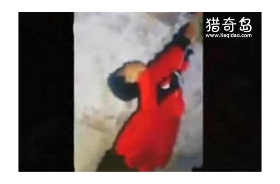 红衣男童与男童