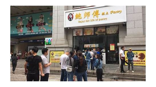 诸多网红饼店雇人排队 当网红制造成流水套路还能火爆多久