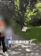 动物园喂狼吃草游客被列入黑名单 涉事女子已列入黑名单