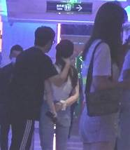 王岳伦再曝与美女搂腰亲密照与亲密